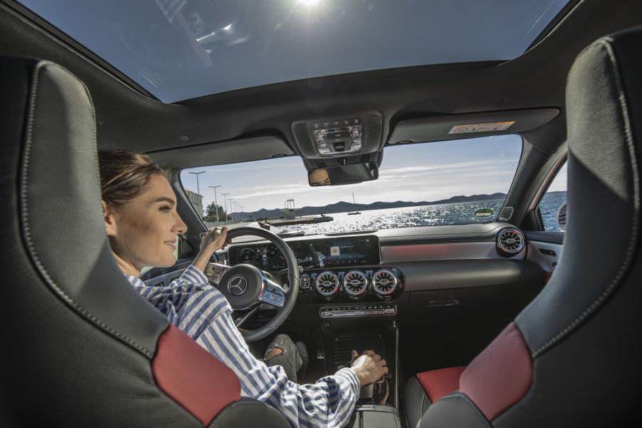Интерьер Mercedes-Benz A200 AMG Line (W177) 2018 года  (WW) (фото 6 из 99)